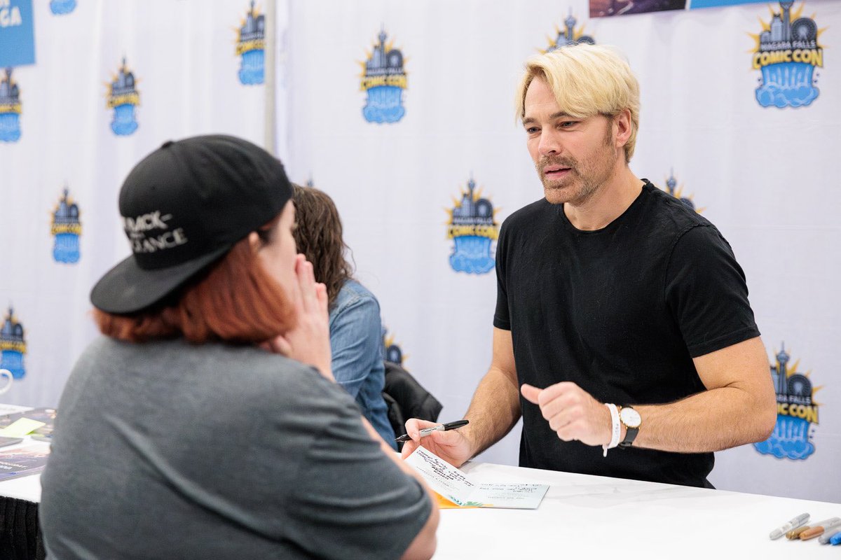 TBT Saturday and Tim Rozon’s autograph and ‘table photo’ session at Niagara Falls Comic Con #WynonnaEarp #SurrealEstate