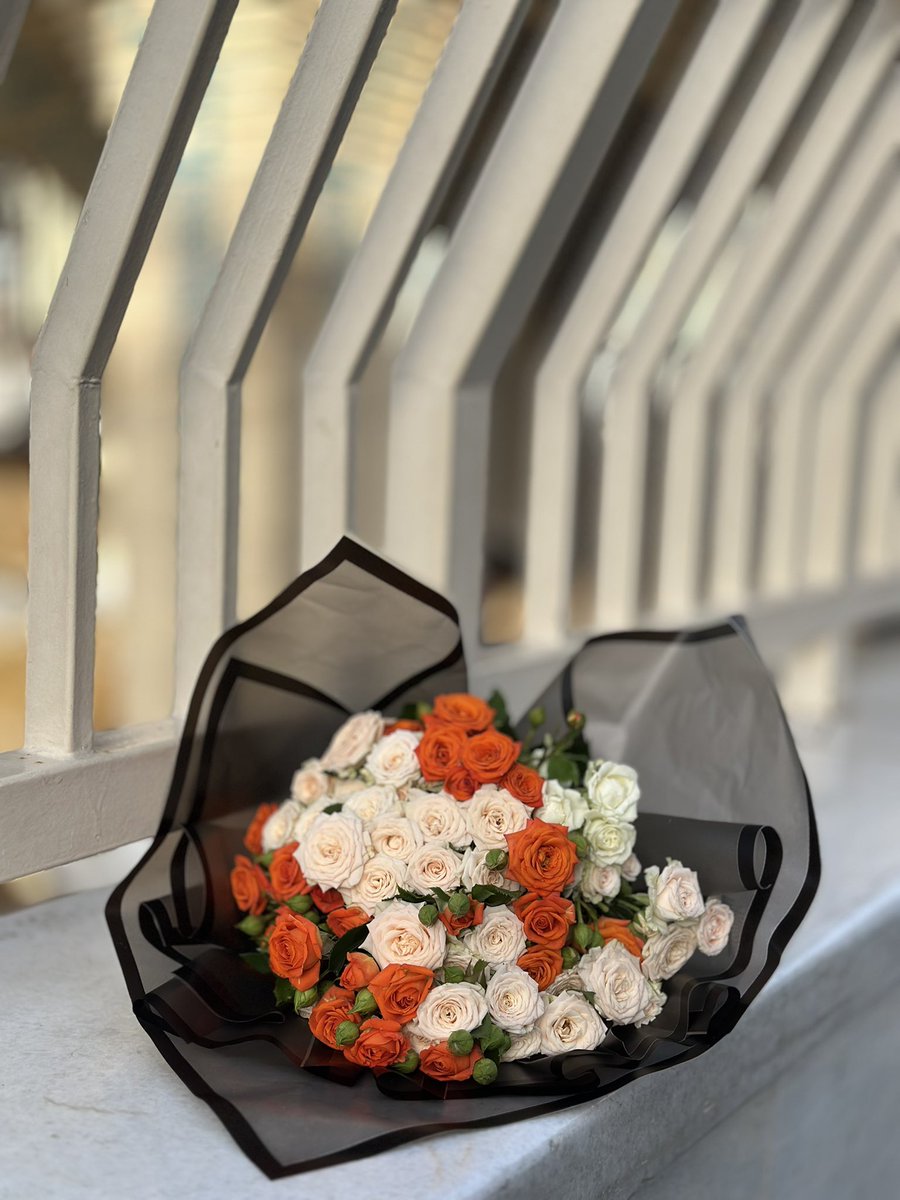 كيف يمكن للمرء مِنا أن يتخطىٰ حنيّة المنفلوطي عندما قال
"ليتني أستطيع أن أُقاسِمَك هذه الهموم والأحزان التي تُعالجُها، أو أحتمِلَهــٰا عنك جميعها حتى لا أراك بين يديَّ إلا باسمًا مُتطلقًا في جميع آنائك وساعاتك".