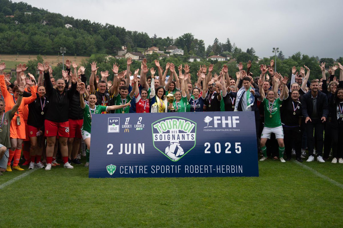ActuFoot_'s tweet photo. Aujourd’hui a eu lieu la quatrième édition du « 𝗧𝗢𝗨𝗥𝗡𝗢𝗜 𝗗𝗘𝗦 𝗦𝗢𝗜𝗚𝗡𝗔𝗡𝗧𝗦 » à Saint-Étienne. 💚🤍🏥

Cette compétition organisée par la LFP et la Fédération Hospitalière de France est un tournoi de 12 équipes mixtes de Ligue 1 et Ligue 2 composées de personnel soignant des régions de chaque club.

L’AS Saint-Étienne a remporté aujourd’hui l’édition 2025 à domicile ! 💪💚🤍

Une très belle initiative de la LFP pour mettre en valeur le sport mixte et les personnes qui sauvent des vies au quotidien. 👨‍⚕️👩‍⚕️