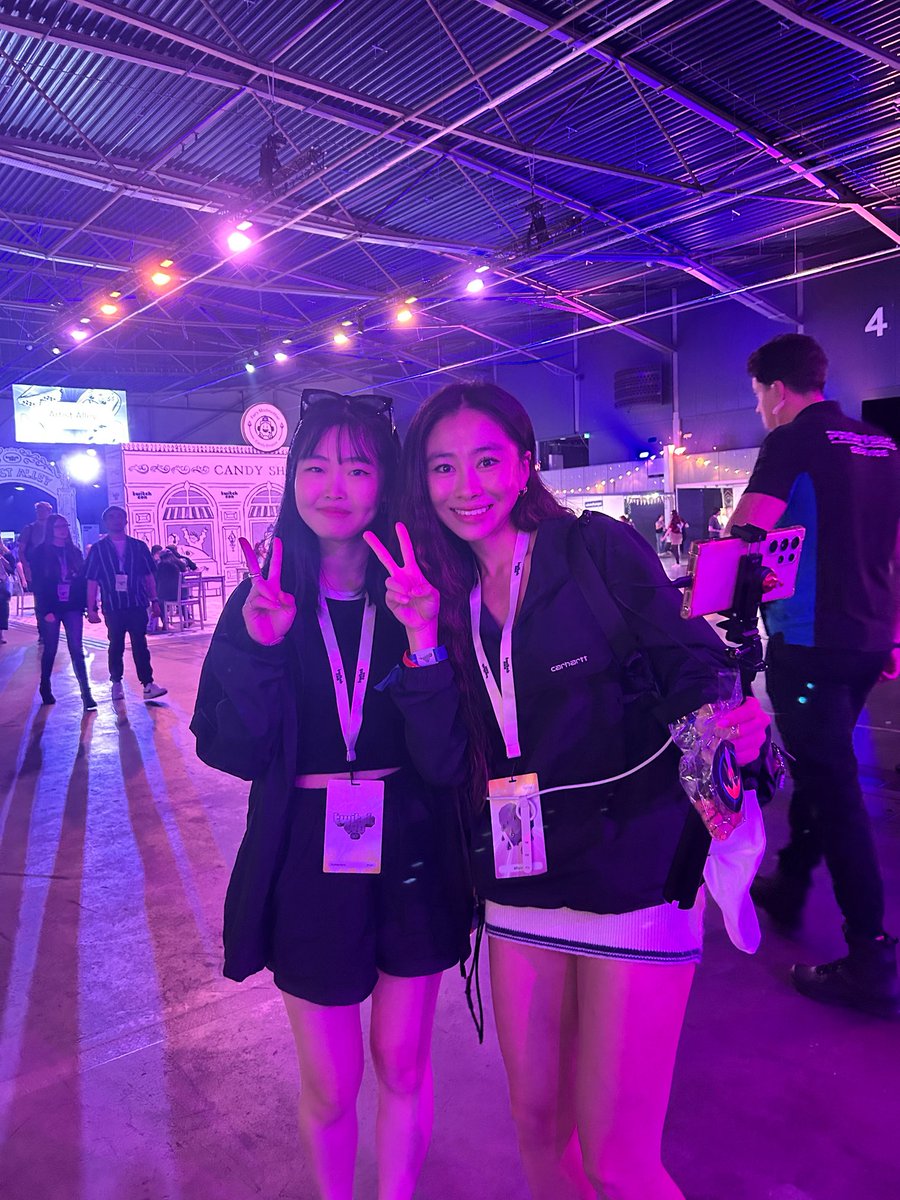 my first twitchcon and it was so much fun!! the netherlands is such a cute friendly country