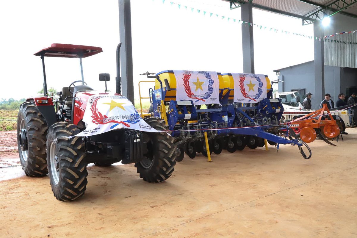 CarlosGimnezGo1's tweet photo. Seguimos fortaleciendo la producción agropecuaria en Caaguazú! 
Entregamos un tractor agrícola con sus respectivos implementos a productores de Nueva Toledo. 
Inversión de más de G. 1.400 millones. Nuestro compromiso es con la agricultura eficiente y sostenible. https://t.co/TsOUK96elK