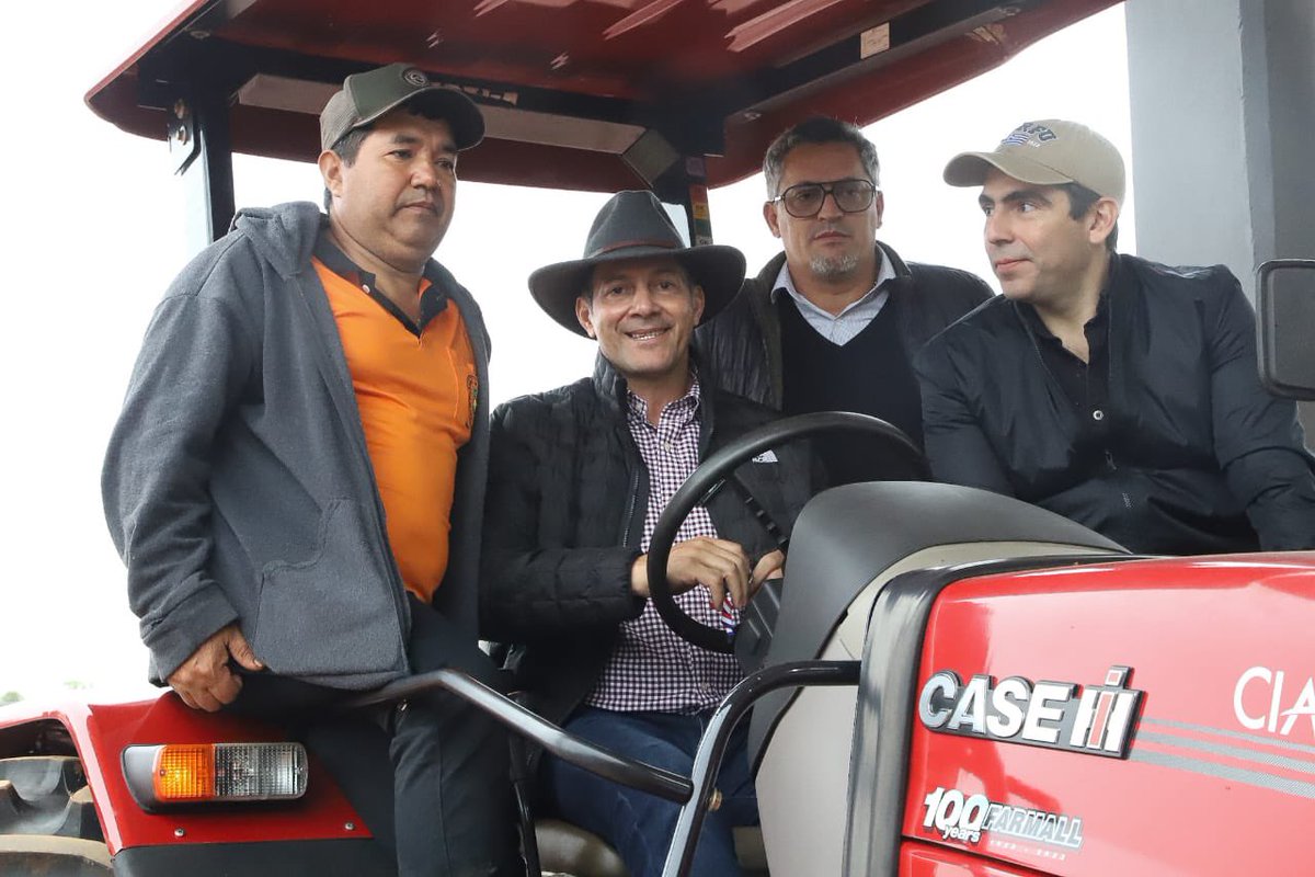 CarlosGimnezGo1's tweet photo. Seguimos fortaleciendo la producción agropecuaria en Caaguazú! 
Entregamos un tractor agrícola con sus respectivos implementos a productores de Nueva Toledo. 
Inversión de más de G. 1.400 millones. Nuestro compromiso es con la agricultura eficiente y sostenible. https://t.co/TsOUK96elK