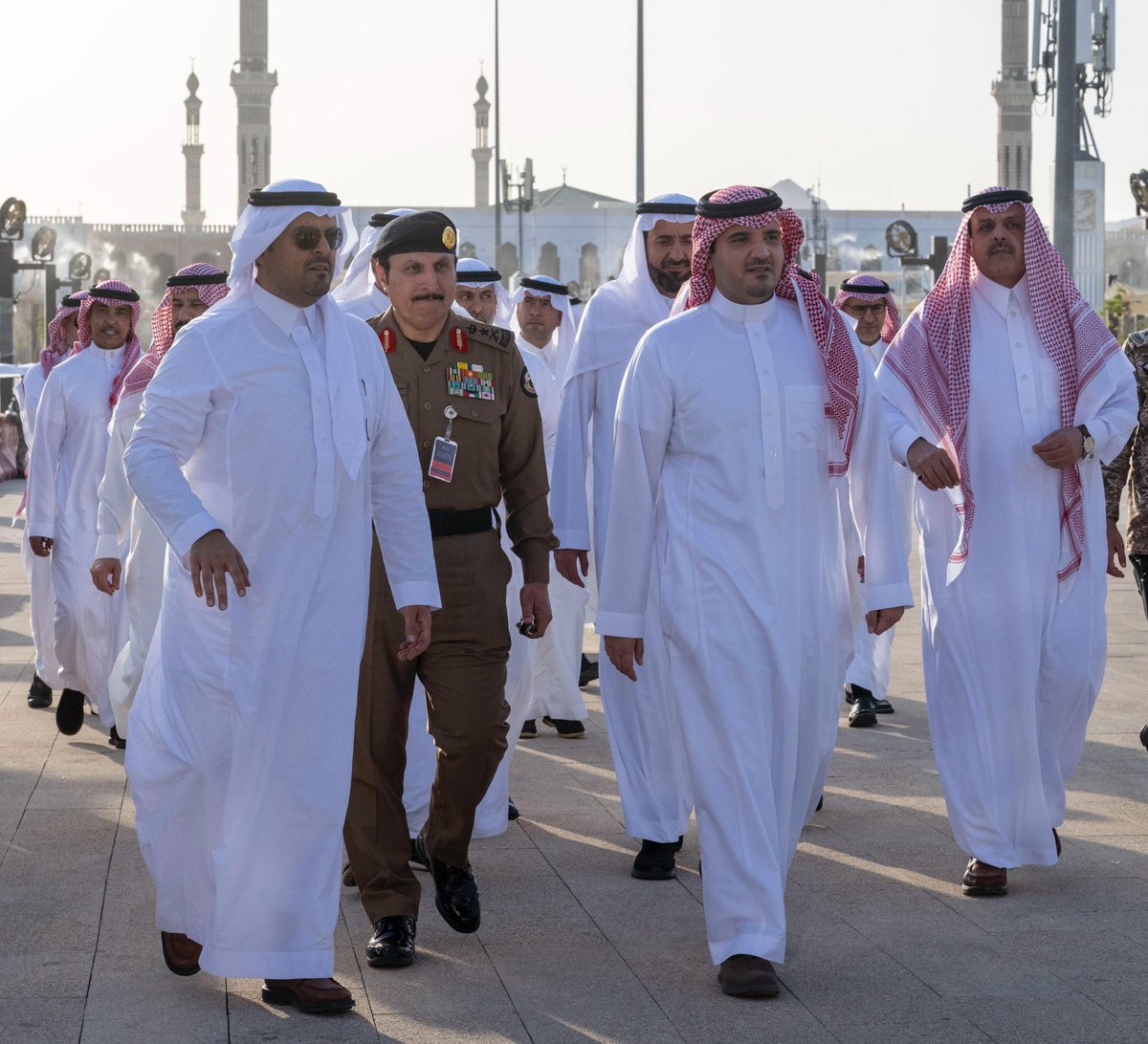 صورة تختصر لك ماذا يعني خدمة ضيوف الرحمن ..

في الميدان سمو وزير الداخلية ؛ سمو نائب أمير مكة ؛ أصحاب المعالي الوزراء وقيادات أمنية في جولات لا تتوقف ؛ كل شيء هنا يُدار بلغة المتابعة والمسؤولية

ووراءهم شعب كامل يقولها بفخر : حنا خدام الحرم 🇸🇦