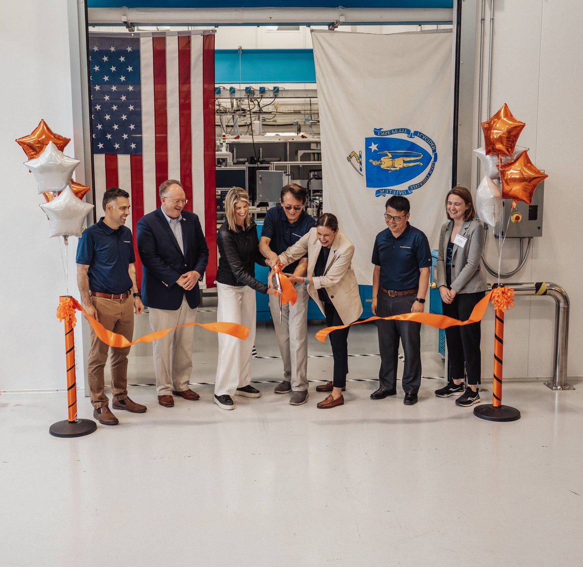 MassCEC's tweet image. 🎉🔋 Ribbon cut in Billerica! @AMBatteries opens the first U.S. Customer Success Center for solvent-free dry battery electrodes, 30% capex, 50% opex &amp;amp; 75% energy saved. Backed by a $2.23 M #M2I2. #CleanEnergy #BatteryTech
