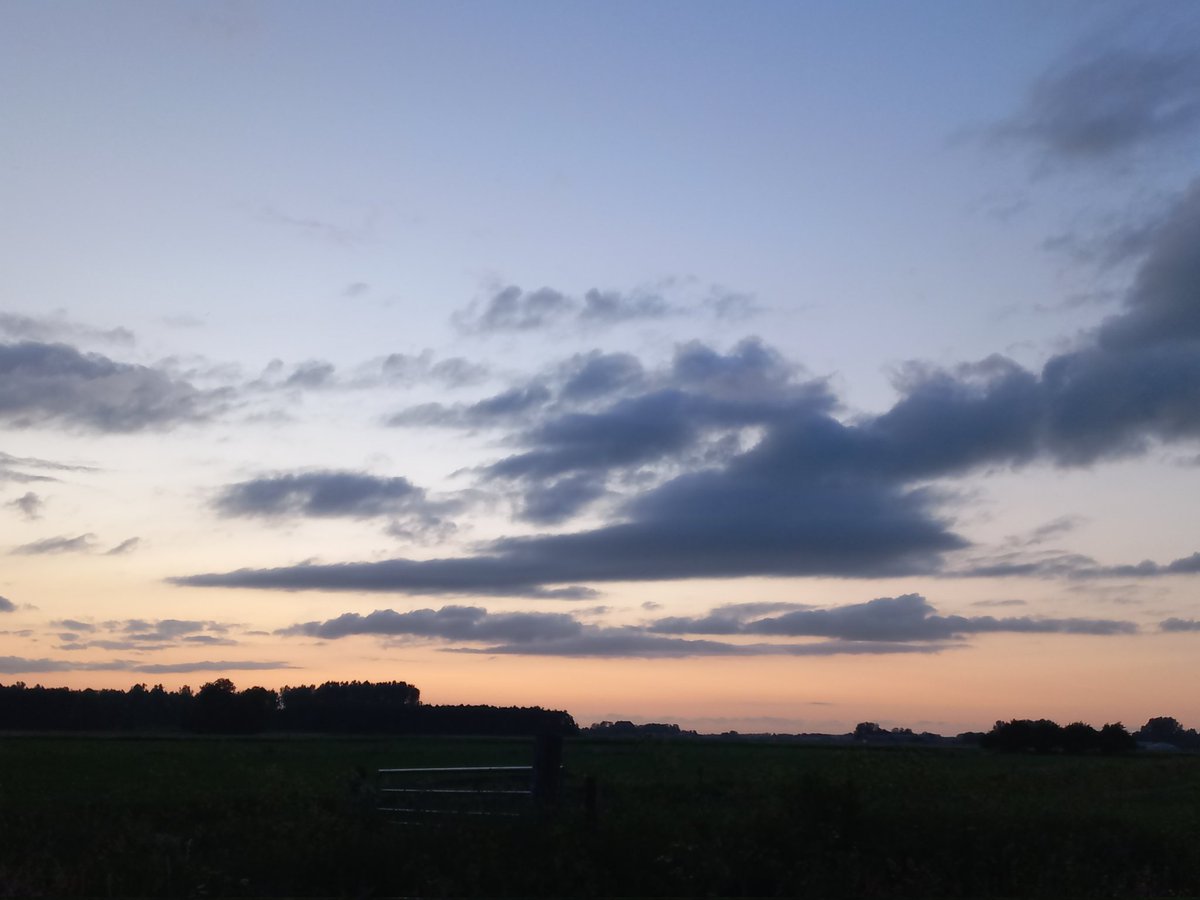 De dag werd weer afgesloten met mooie luchten. 
Iedereen een goede nacht en lekker slapen.