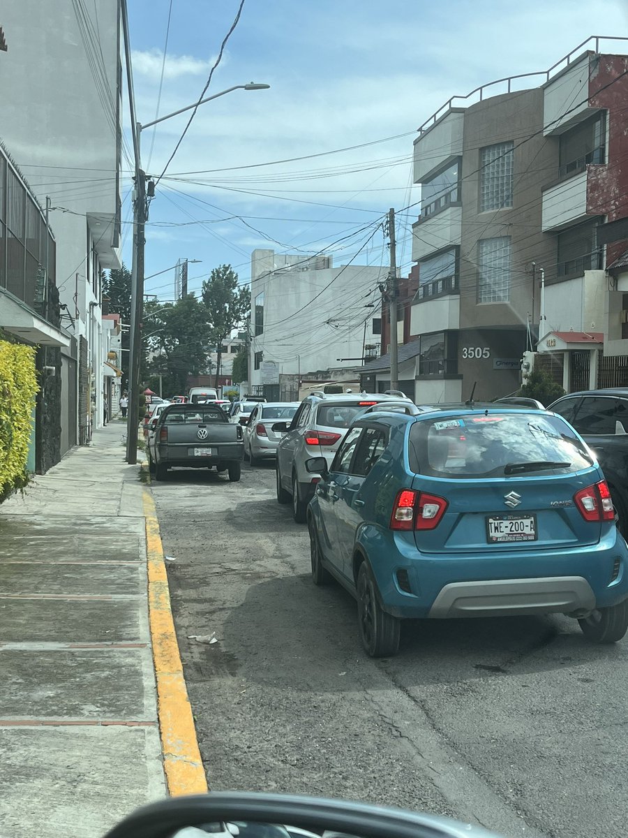 Teo_alonso's tweet photo. Ahhhh pero son pendejos en el @PueblaAyto mira que ponerse a pintar a la hr pico cuando normalmente es un cagadero, tienen dos neuronas. https://t.co/CvhhYkUpKa