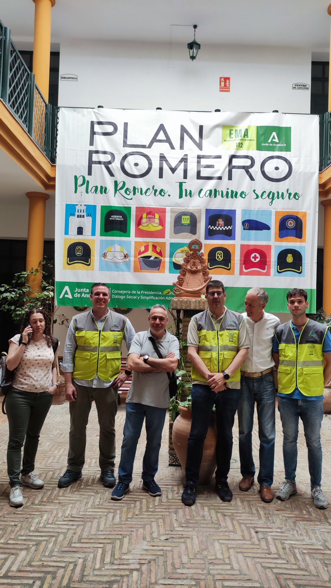 Parte del equipo que garantiza las comunicaciones en el #PlanRomero2025.
Gracias a MA.Jadraque, Fernando Cárdenas Arteaga , Mª Dolores Sánchez Pena , J.Soriano, A.Jimenez y al resto de compañeros de la #EMA, #112, #ADA, #GREA y #Sandetel que no aparecen en la foto.