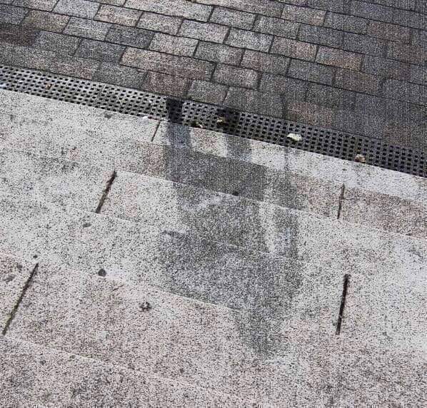 #Hiroshima: "The Shadow", l'ombra di una persona anziana che si appoggia al bastone, disegnata sul bianco dei gradini. È ciò che rimane di un uomo impotente di fronte ad uno degli eventi più atroci della storia dell'umanità. È lì a ricordare la follia della guerra. #Ulisse