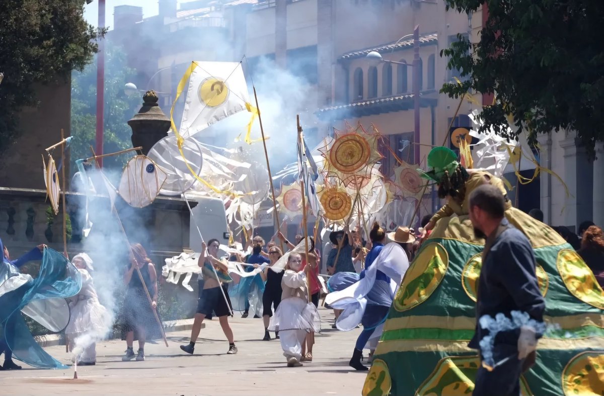 TeatrelaGarriga's tweet photo. Ahir a la Garriga, vam compartir un emotiu homenatge de comiat dels Artristras, recordant-nos la força de l'esperit creatiu, la passió i el compromís.
Gràcies @Artristras per aquests quaranta-cinc anys de trajectòria que deixen empremta al nostre poble i arreu. https://t.co/SlpOdvtBkE