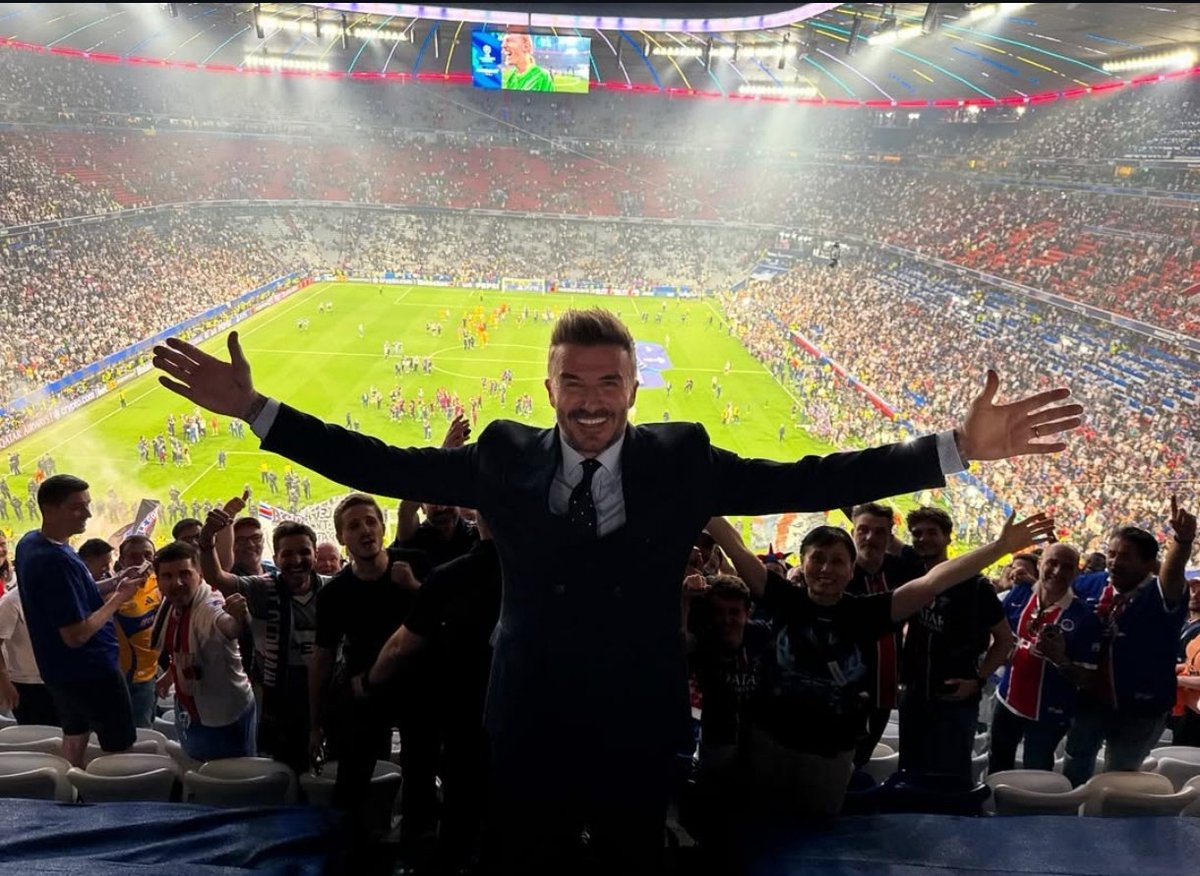 El wey del tigres en la foto de David Beckham. 
La mejor foto de su vida. 
#tigres #momentossublimesdelfutbolmexicano