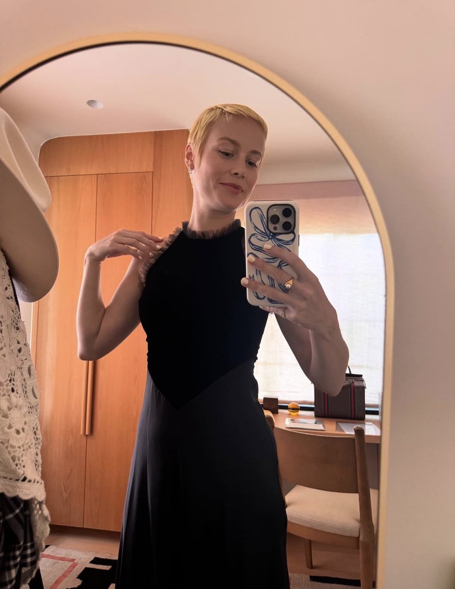 comfortlarson's tweet photo. OMG HER NEW HAIRSTYLE 🥺😭😭 SHE LOOKS SO PRETTY https://t.co/0oAmFOMJ8X