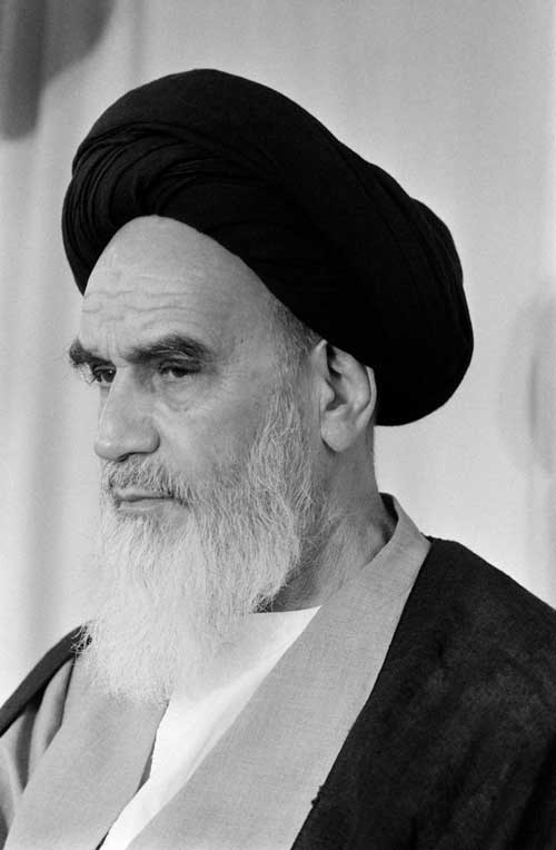 اماما!

چگونه می توان وجودت را به تصویر کشید که قلم در مقابل شکوهت عاجز است و شرمسار.

#امام_اقتدار 
#امام_امید
