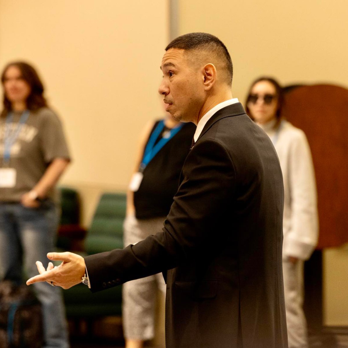 One of my mentors once told me:
 “Jorge, when people see you, they should think—help has arrived.”

That mindset shaped how I walk into every room.
Real success isn’t about being seen.
It’s about being of service.

#MondayMindset #Leadership #JorgeDoesPBL