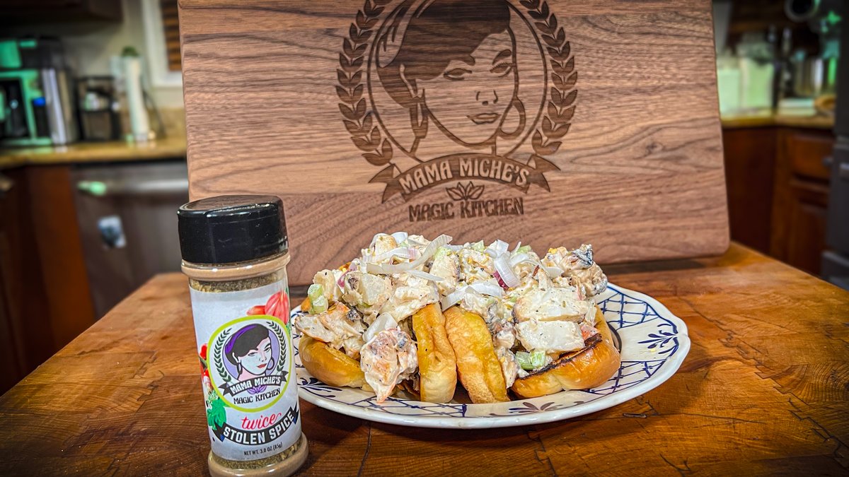 MagicMamaMiche's tweet photo. Today, in my magic kitchen: Lobster Roll
Recipe and video 
https://t.co/mju0rHUq2x
#foryou #fyp #foryourpage #shorts #shortsforyou #reels #subscribe #follow #mmmk #MamaMichesMagicKitchen #MagicMamaMiche #RedefiningComfortFood #makeyourkitchenmagic #foodie #food  #TwiceStolenSpice https://t.co/O8uTKWx3KN