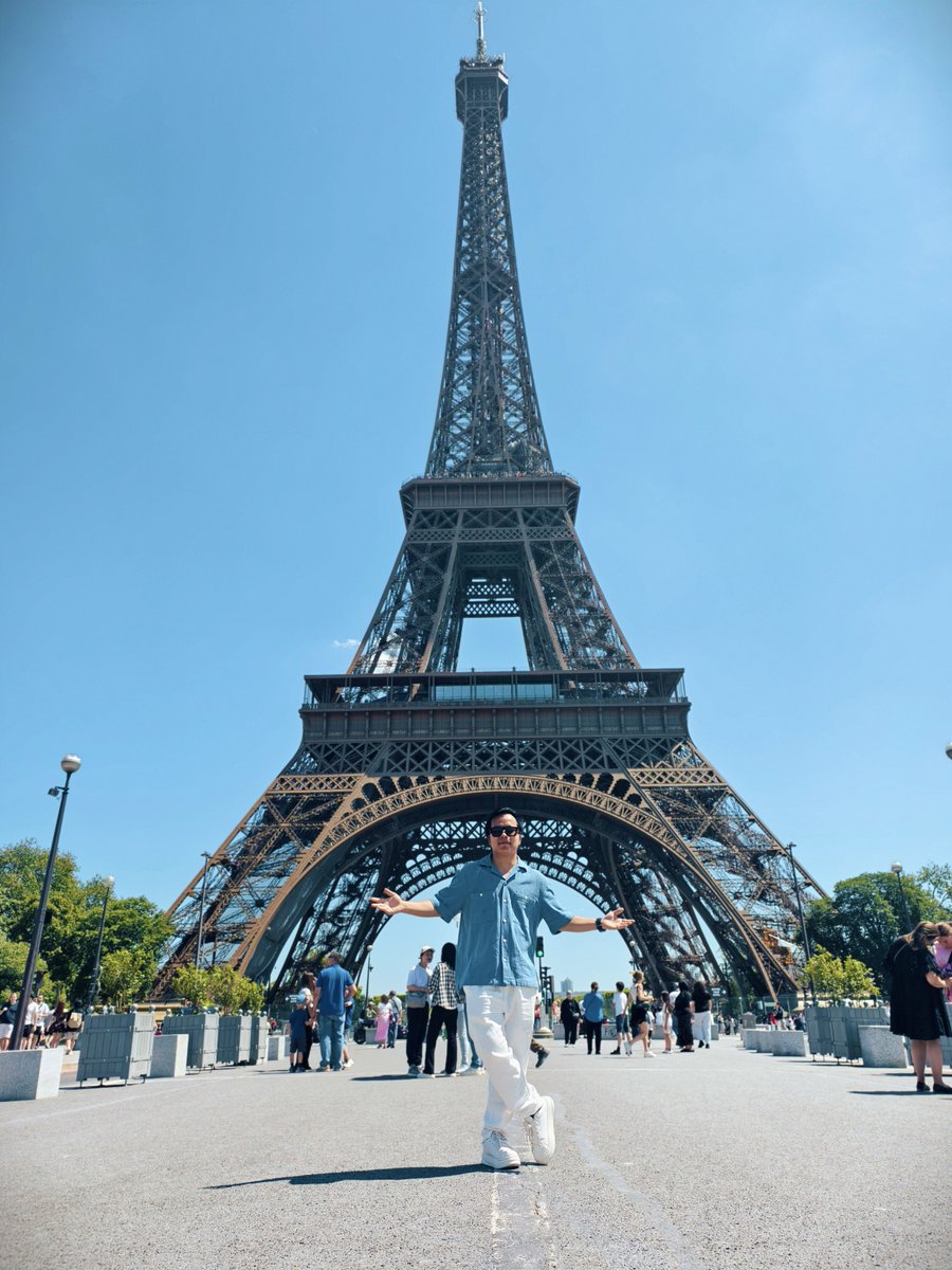 Can you remove the people from this photo?

Let’s see whose phone has the better AI object remover😎
