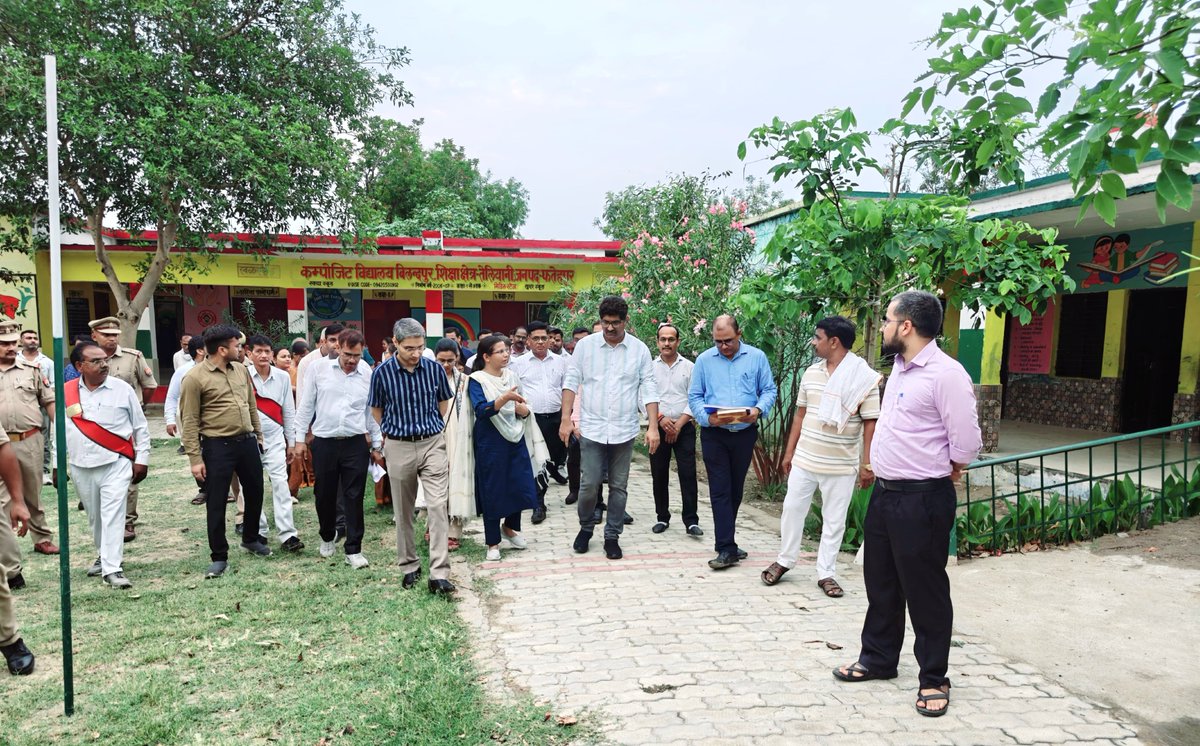 विकासात्मक कार्यों की गहन समीक्षा एवं स्थलीय निरीक्षण के क्रम में उ.प्र सरकार के IT एवं इलेक्ट्रॉनिक्स विभाग के प्रमुख सचिव नोडल अधिकारी श्री अनुराग यादव जी (IAS),DM श्री रविंद्र सिंह जी (IAS),CDO श्री पवन कुमार मीना जी (IAS) द्वारा फतेहपुर में स्थित CS बिलन्दपुर अवलोकन किया गया।