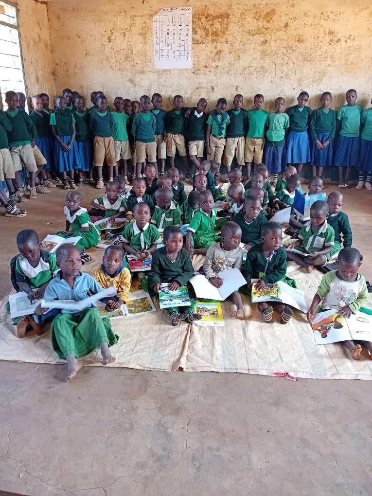 Hii ni shule, Huyo mwanaume ni Diwani kata ya Segese kwenye milima ya dhahabu.

Hili ni jimbo la Msalala ulipo mgodi mkubwa kuliko yote Nchi hii Bulyanhulu.

Nilifanya mkutano hapo juzi pembeni kuna bango kubwa sana limeandikwa “mama hatukudai”

#NoReformsNoElection lazima