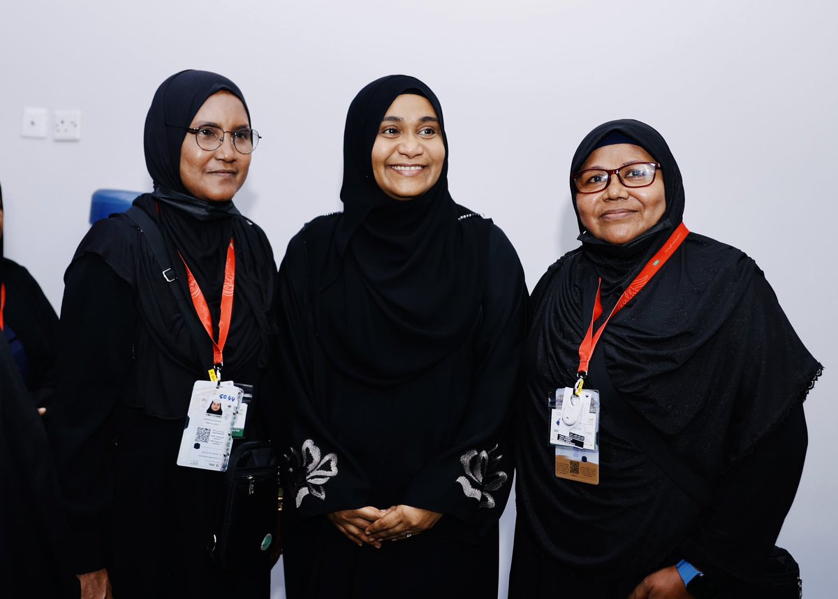 ރައީސުލްޖުމްހޫރިއްޔާ ޑރ. މުޙައްމަދު މުޢިއްޒުގެ ދެކަނބަލުން ދިވެހި ޙައްޖާޖީން ތިބޭ ހޮޓަލަށްވަޑައިގެން ދިވެހި ޙައްޖާޖީންނާއި ބައްދަލުކުރައްވާ ހާލު ބައްލަވައިފި