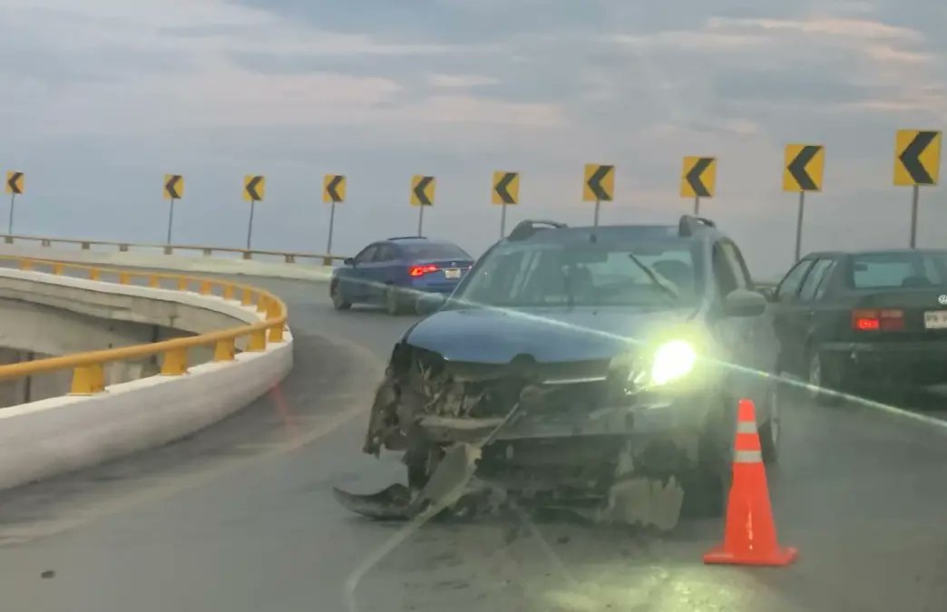 vuelomagazine1's tweet photo. #NoticiasSLP | ESTA MAÑANA, UN AUTOMOVILISTA PERDIÓ EL CONTROL DE SU COCHE Y TERMINÓ IMPACTANDO LA CONTENCIÓN DE UN BRAZO DEL DISTRIBUIDOR JUÁREZ
📸⤵️ https://t.co/FfspLL0YPR