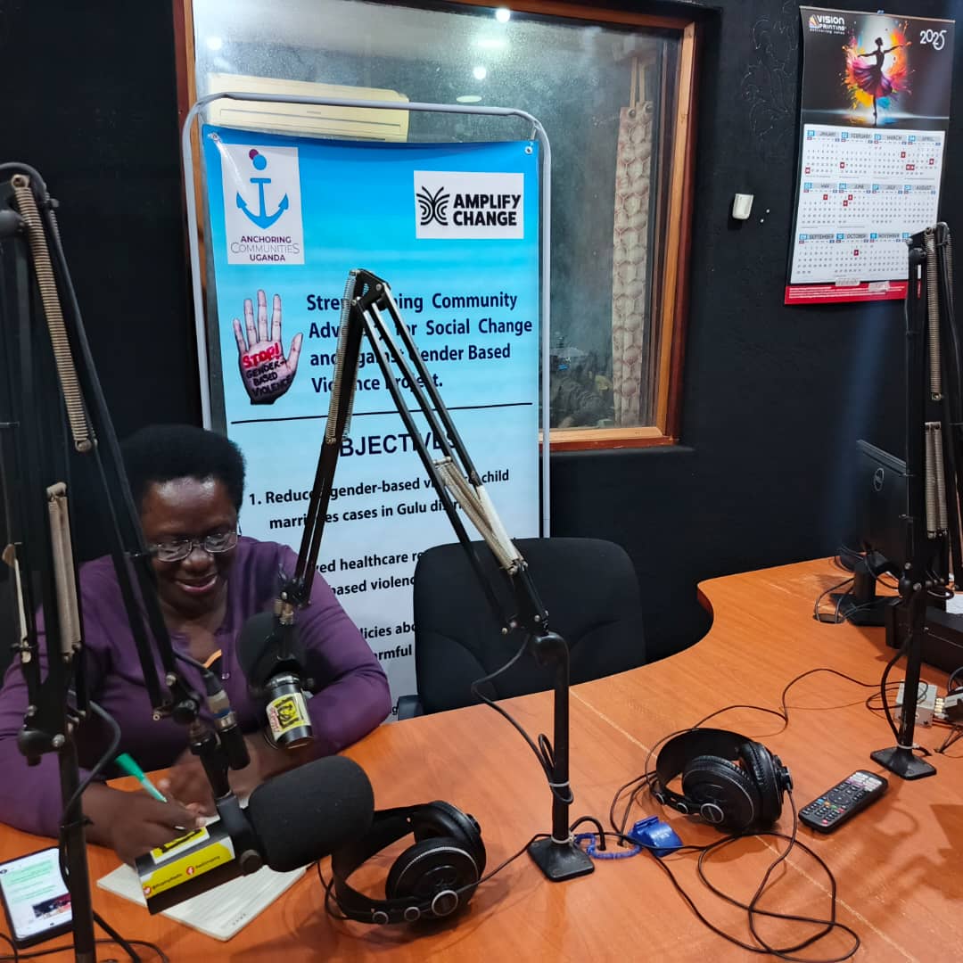 AnchoringComUg's tweet photo. Happening now: Emphasizing men's role and engagement. 
The Senior Probation and welfare officer of Gulu District in studio talking about Men's role and engagement in SRHR promotion. All support from @amplifyfund. 
#SRHR
#EndGBV https://t.co/y10Dy1Q4Zg