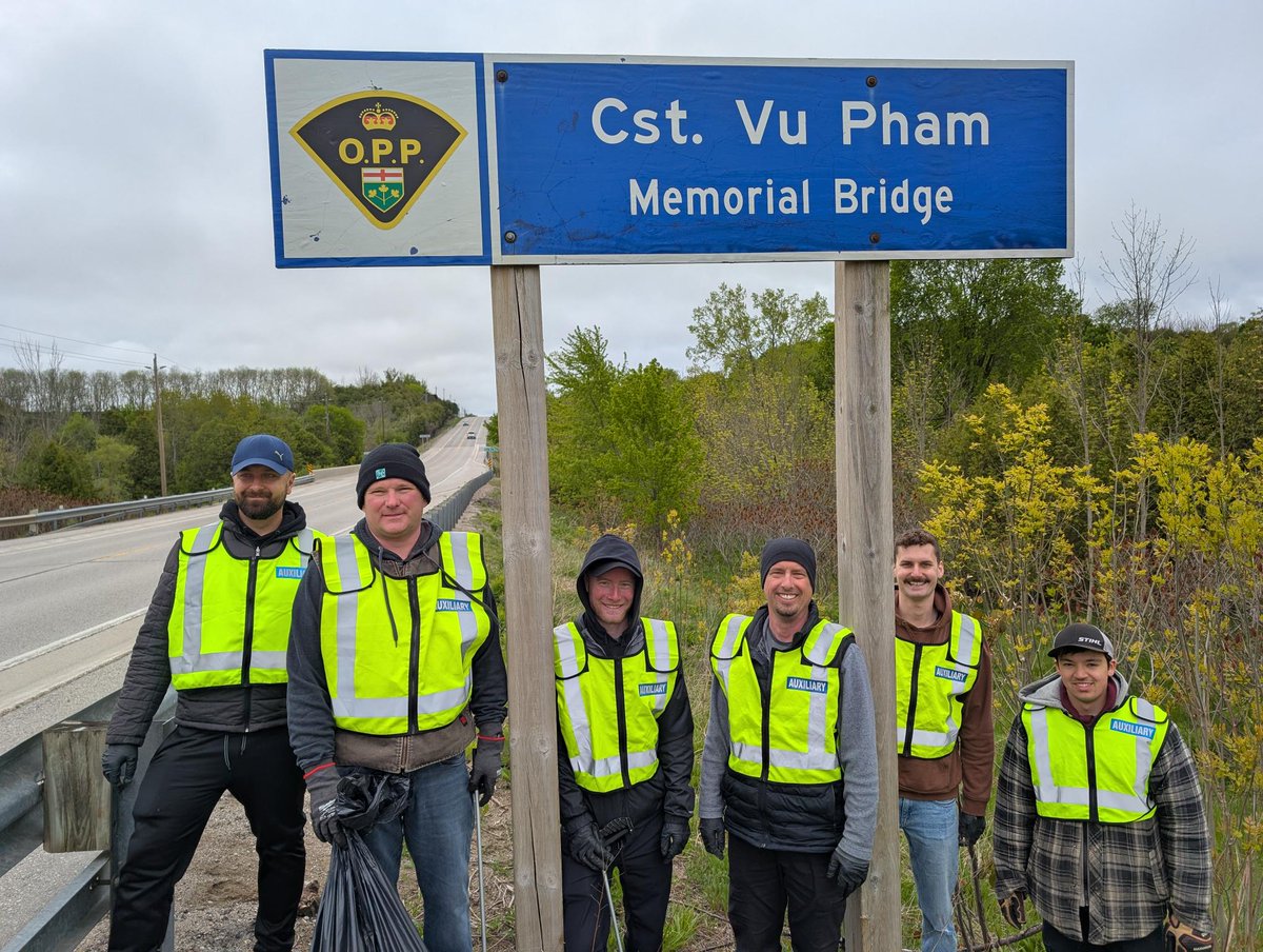 OPP_WR's tweet image. #HuronOPP Auxiliary officers cleaned up the road and ditches near two of our Memorial Bridges in #huroncounty. These two sites were dedicated to fallen #OPP officer Provincial Constable Vu Pham and Corporal Matthew Dinning of the Canadian Armed Forces. Our thoughts are always…