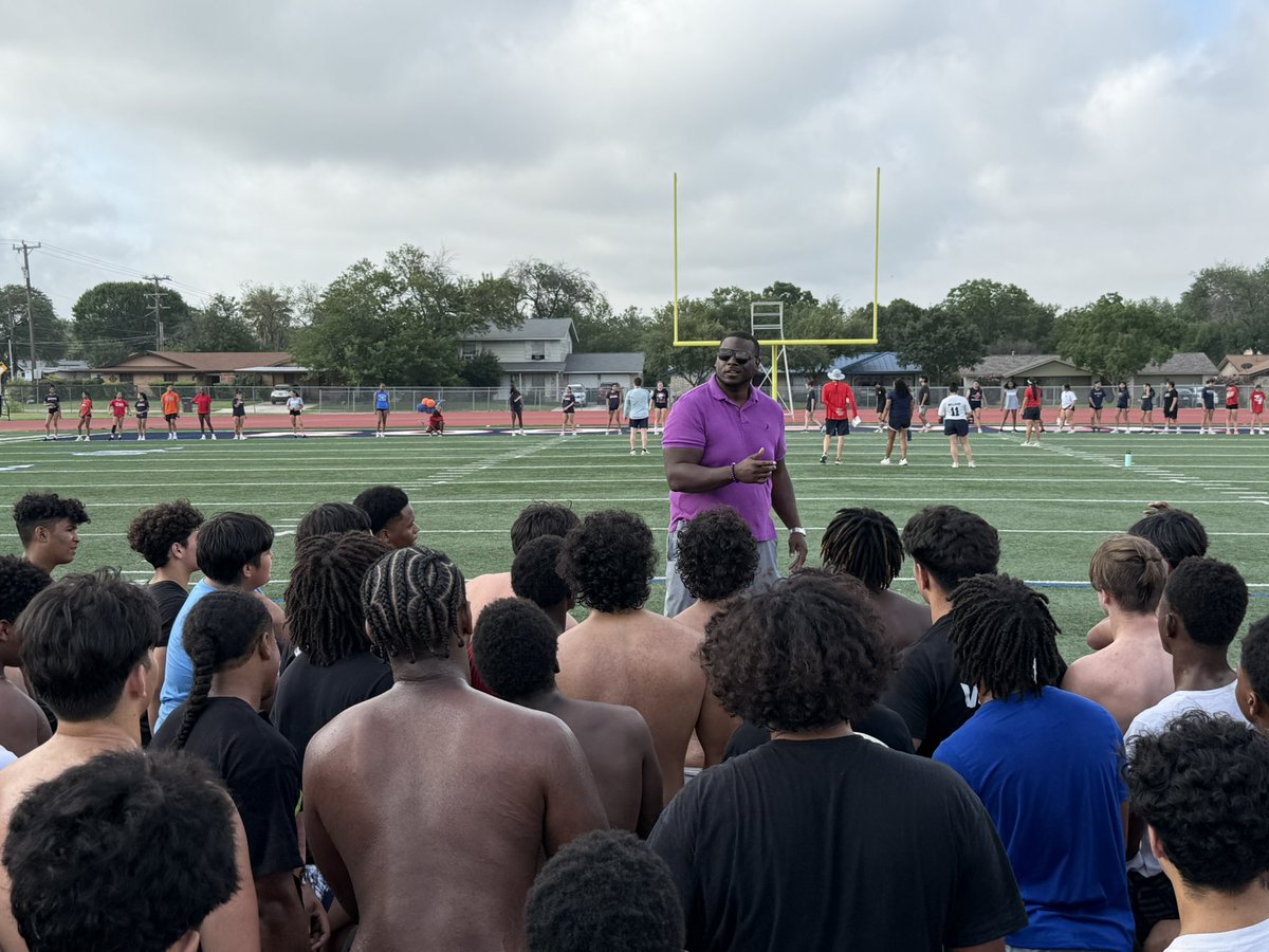 CoachBarnes91's tweet image. Thank you @CoryBennett1911 @TRRoughRiderFB and @OU_Football Alum for stopping by to speak life into our guys this morning!!! Your words on consistency and focusing on the details hit home! 
It’s a great day to be a Rough Rider!!! 
#EAT #ROW