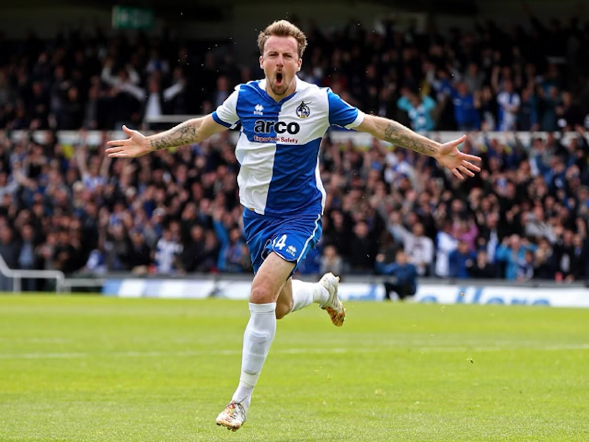 🔴New Lines on the pitch at the Southbank⚪️

The club are excited to announce that Chris Lines has agreed to join the Quarrymen for the new 25/26 season. 

Linesy needs no introduction to our supporters having had a successful career at Bristol Rovers where he played over 300