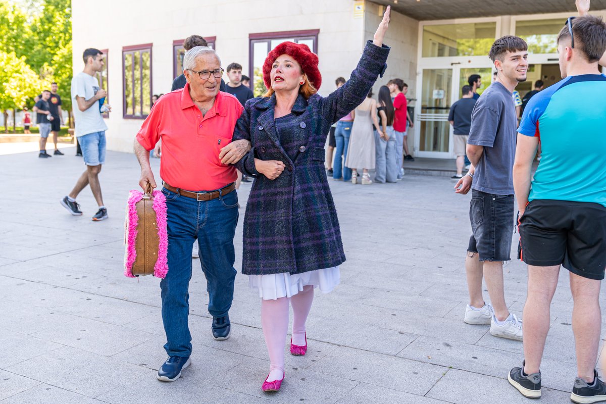 🎭 El edifico de #FilologíasR y la Biblioteca de la UR fueron el escenario de las obras de microteatro 'Voces en la Sombra'