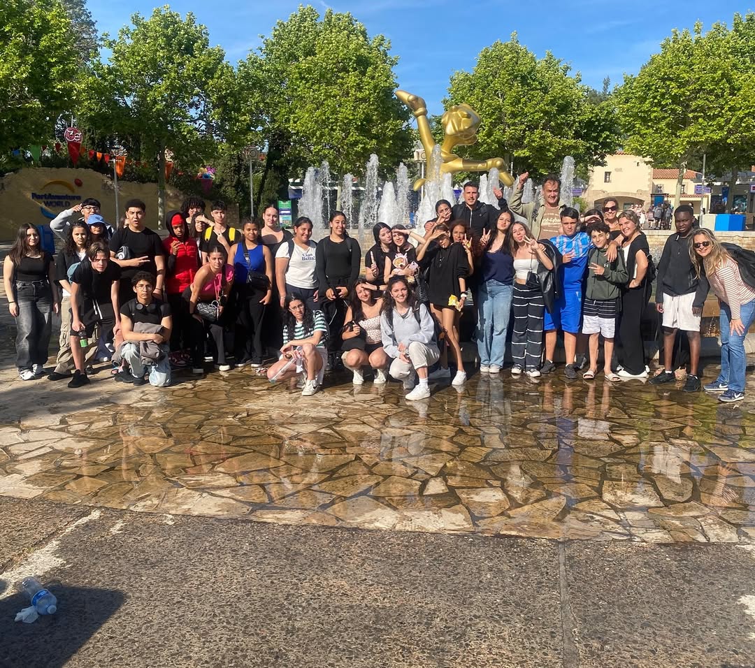 Ins_Terrassa's tweet photo. L'alumnat de FP bàsica de Perruqueria i Estètica va tancar el curs fent una sortida a PortAventura!
#institutdeterrassa #cicles #perruqueriaiestètica https://t.co/78hGNk4B9t