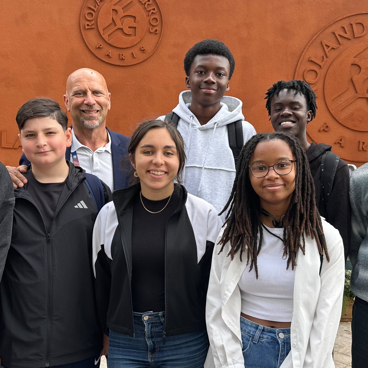 🎾 Journée à Roland-Garros !

5 jeunes Vernonnais qui ont participé aux chantiers jeunes ont été récompensé de leur investissement au cours de cette année par une journée à Roland Garros !  

Ils ont pu assister à deux grands matchs de Carlos Alcaraz et Iga Swiatek 🙌

Pour