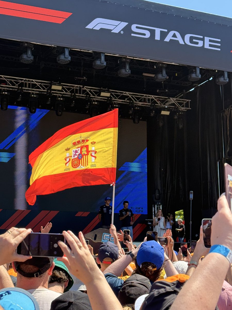arcticmonique's tweet photo. @alex_albon no pasa nada, te queremos igual 💙 https://t.co/uCn8Wa6luv