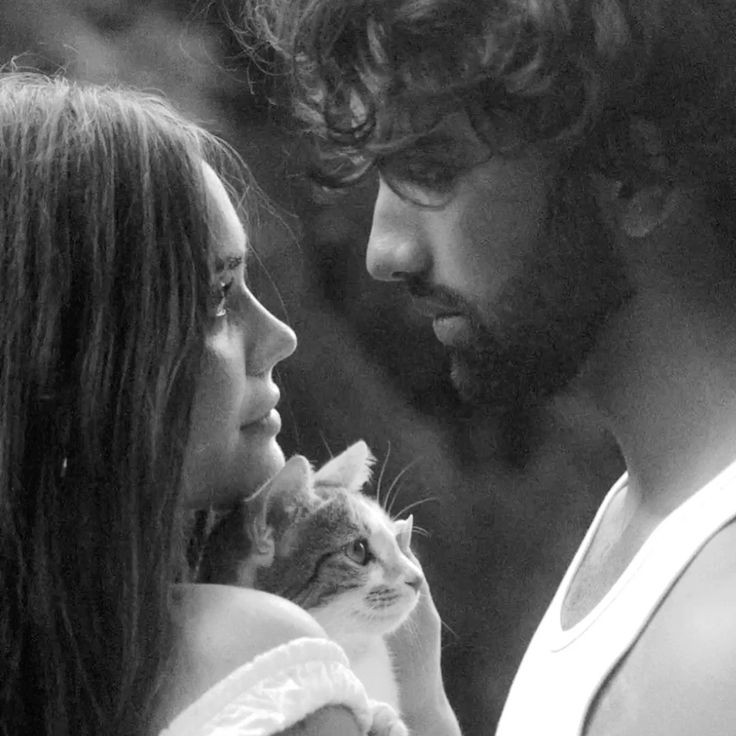 يستهويني أن احادثك عناقاً.. تماماً كما تعانق الوردة عطرها.. كي لا أغادرك 🖤