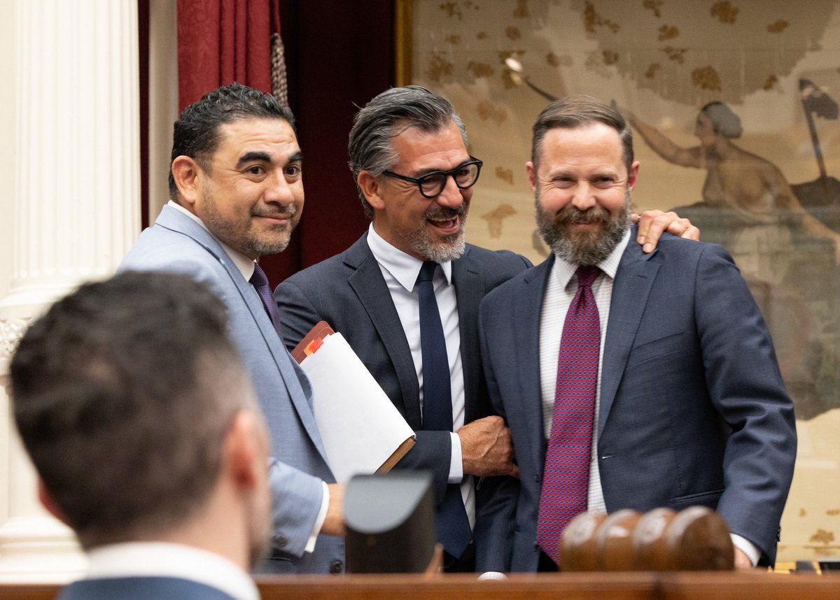 RepRamonRomero's tweet image. Happy Sine Die! It’s the last day of the 89th #txlege—full of hard fights, meaningful wins, & everything in between. I’m so grateful to my team, deskmate, colleagues, & everyone who helped us show up for HD-90 & Texans across the state. Thank you for being in this fight with me.