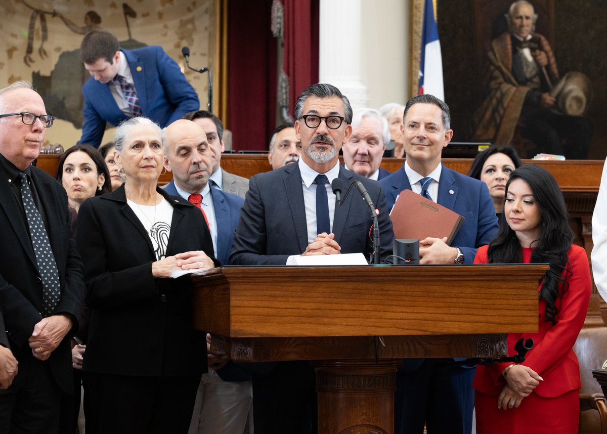 RepRamonRomero's tweet image. Happy Sine Die! It’s the last day of the 89th #txlege—full of hard fights, meaningful wins, & everything in between. I’m so grateful to my team, deskmate, colleagues, & everyone who helped us show up for HD-90 & Texans across the state. Thank you for being in this fight with me.