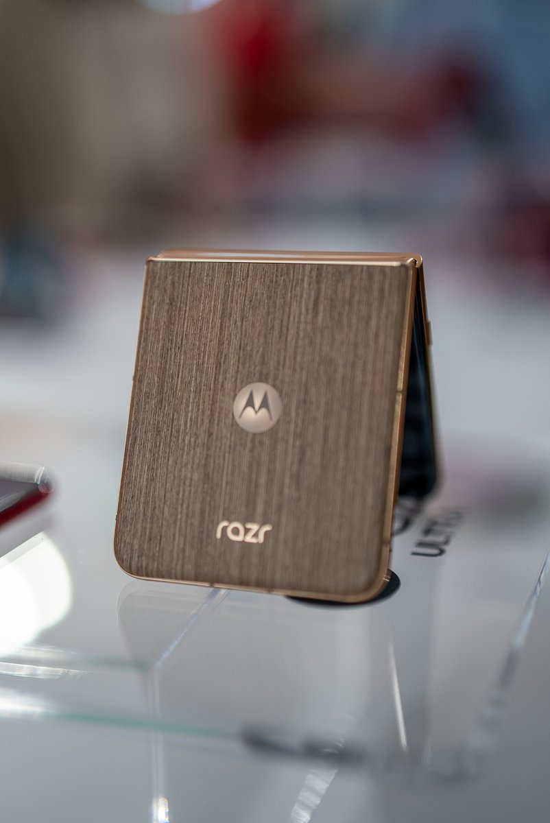 The <a href="/MotorolaUS/">motorolaus</a> RAZR, RAZR+, and RAZR Ultra 2025. Photos from the launch event. Going to test and do a real-world test on the Ultra. Anything you haven't seen or want to know in the video when I do it?⁠
⁠
📷: ZVE1 (Edited in Lightroom)⁠
⁠
#ididntgetanydevicesatthisevent
