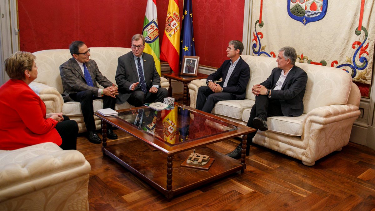 Gobierno de La Rioja (@lariojaorg) on Twitter photo 💬 Encuentro de trabajo entre el presidente <a href="/CapellanGonzalo/">Gonzalo Capellán</a> y los responsables de la Asociación Amigos de San Millán, en el que también ha participado el consejero <a href="/JLPerezPastor/">JL Pérez Pastor</a>. 💬 Encuentro de trabajo entre el presidente <a href="/CapellanGonzalo/">Gonzalo Capellán</a> y los responsables de la Asociación Amigos de San Millán, en el que también ha participado el consejero <a href="/JLPerezPastor/">JL Pérez Pastor</a>.