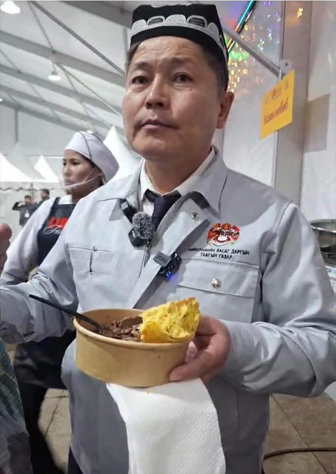 Маргаашнаас энэ хүнийг сэнтийнээс нь буулгах нөр их ажил биднийг хүлээж бна...
АМАРГҮЙ л байна байх...