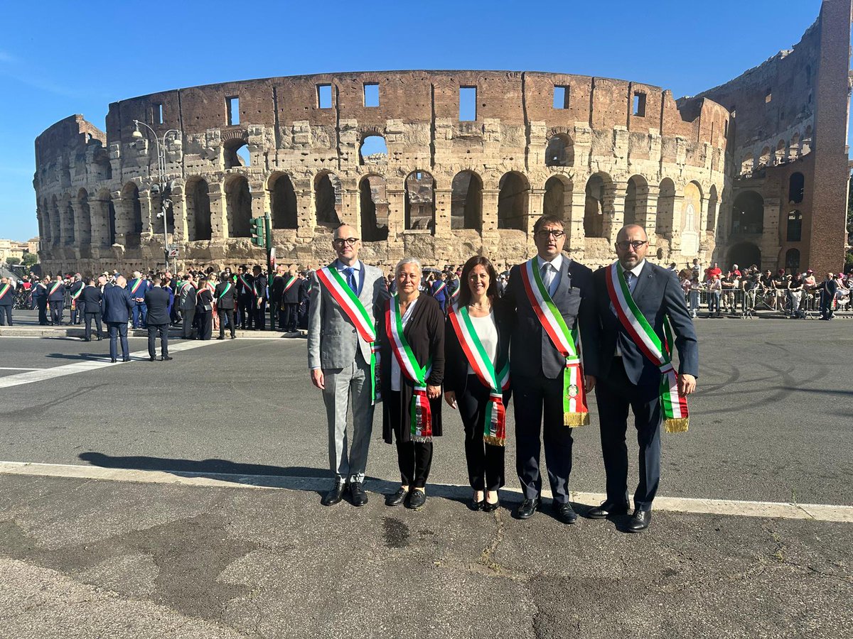 celvavda's tweet image. La delegazione dei Sindaci valdostani a Roma per la Festa della Repubblica 🇮🇹

@comuni_anci  @ANCI_comunicare 
#2giugno #festadellarepubblica #entilocali #comunivda