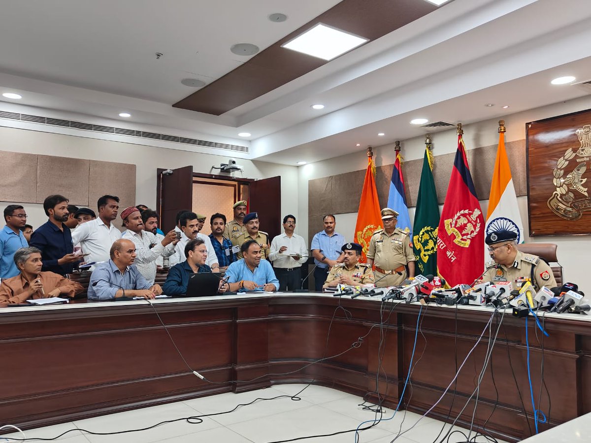 SinghShreesh's tweet photo. उत्तर प्रदेश के नवनियुक्त पुलिस महानिदेशक राजीव कृष्ण (IPS) जी की प्रेस कॉन्फ्रेंस मे। @dgpup @myogiadityanath @myogioffice @Babitasingh_ @anandibenpatel @PMOIndia @dpriyankamaurya @rashtrapatibhvn @iaspremprakash @VPIndia @loksabhaspeaker @LokSabhaSectt https://t.co/MauwRa8eEC