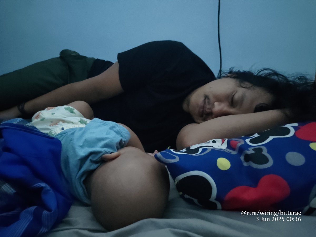 ElaWungu's tweet photo. Dulu sempat mengira, stlh menikah kita pasti akan kembali ke rutinitas, papa yang hobi bljr keluar daerah, akupun sibuk kemana2, pasti jrg bisa sama. Eh, ternyata kehadiran Ara terus menyatukan kita, darix hamil papa ngga perna mau ninggalin sampainya begini. Terima kasih papa 🫶🏻 https://t.co/STnTzgqlpv