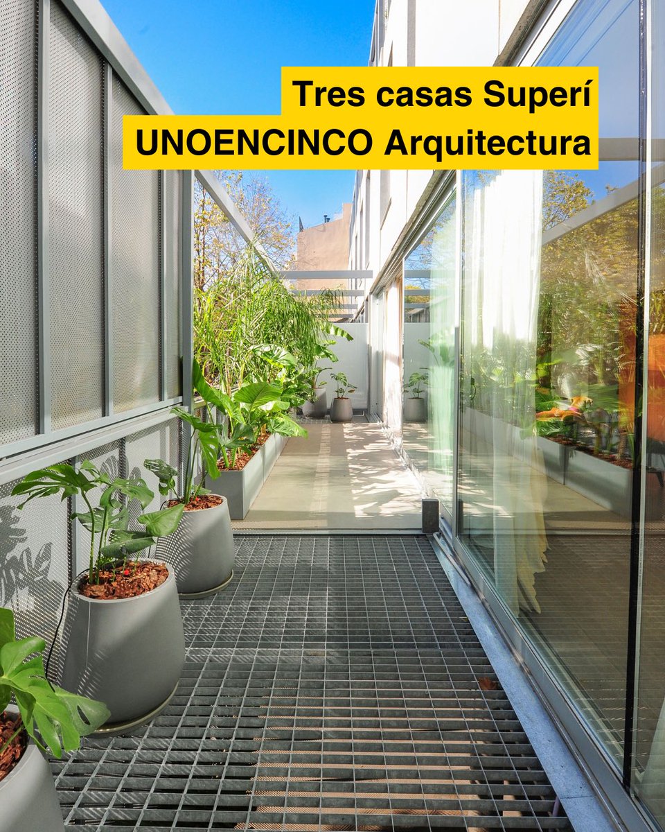 ConstruccionAR's tweet photo. ⚪️ Tres casas Superí | UNOENCINCO Arquitectura ⚪️ 

▪️El carácter del edificio se define por una piel metálica que conforma una primera envolvente.

Mirala acá: https://t.co/tus4VsRfI1
.
.
.
#arquitectura #arquitecturaargentina #vivienda #hormigon #guiadelaconstruccion https://t.co/YfAB0vRF5a