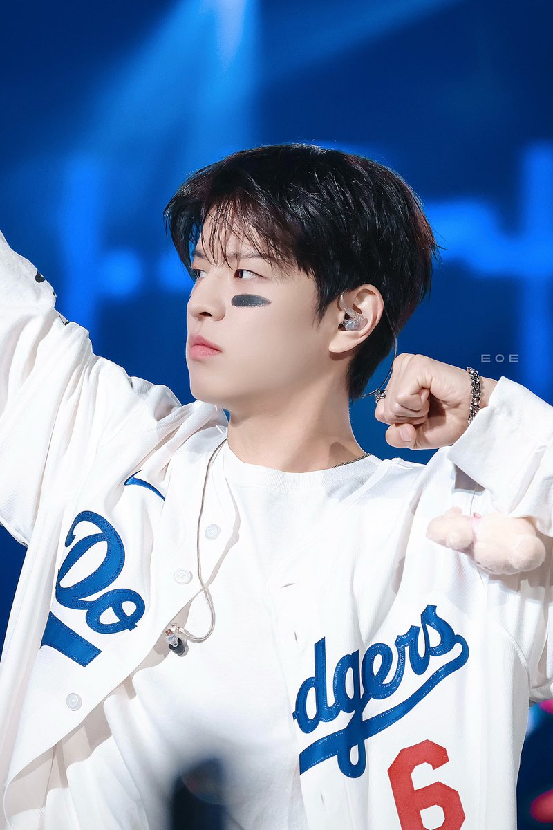 eoe922's tweet photo. 250601 LA 
⚾️🎤

#Seungmin #승민 
#StrayKids #스트레이키즈 https://t.co/2LDYXdjZfh
