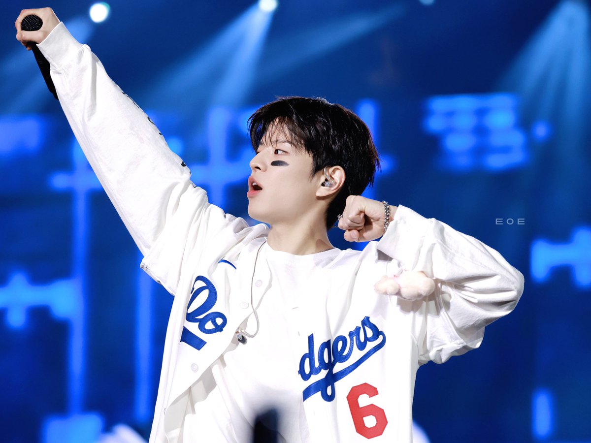 eoe922's tweet photo. 250601 LA 
⚾️🎤

#Seungmin #승민 
#StrayKids #스트레이키즈 https://t.co/2LDYXdjZfh