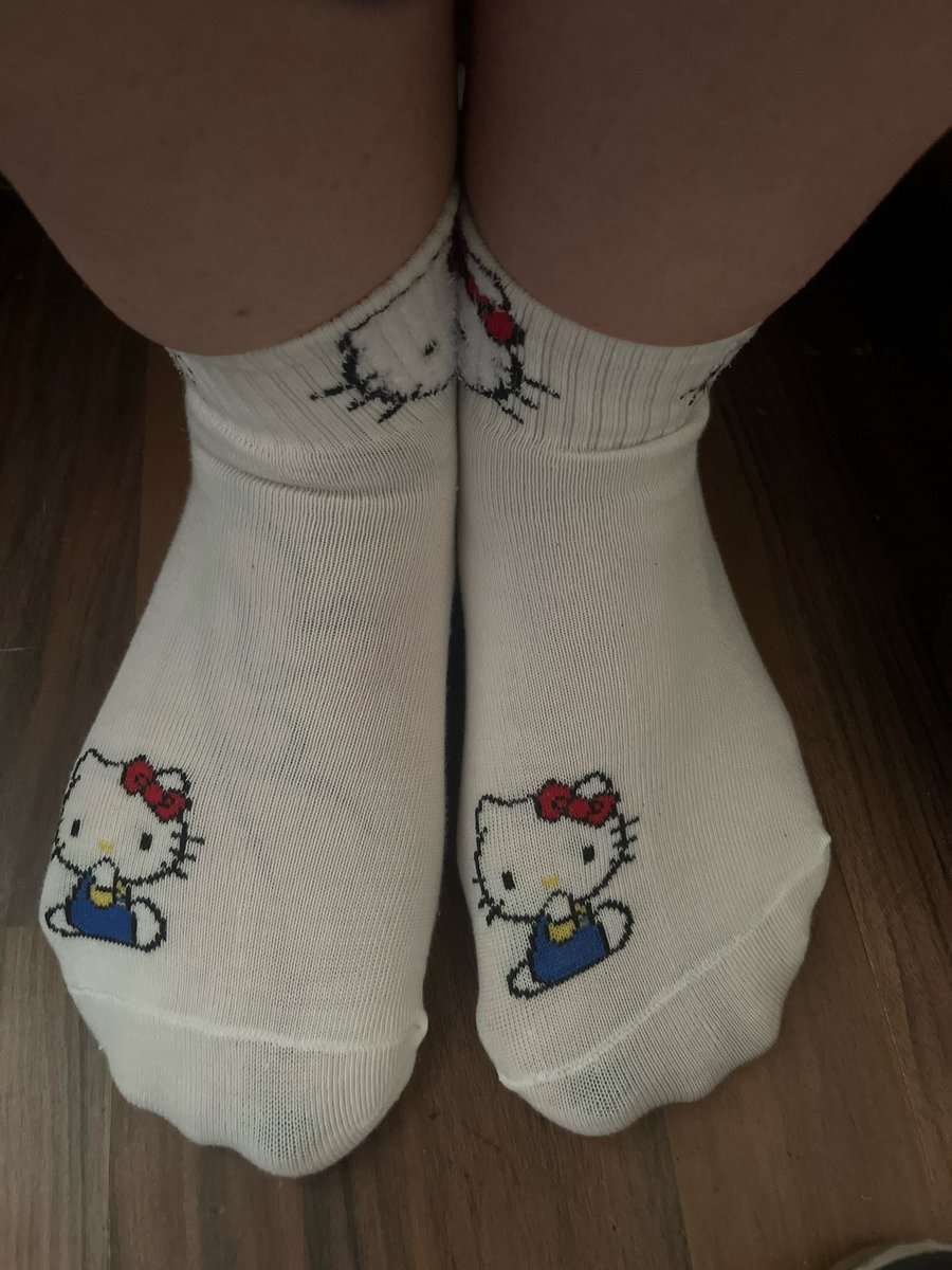 Ich trag Hello Kitty… und du trägst die Schande, pleite zu sein.
Willst du, dass ich sie ausziehe?
Dann zahl 30 €
Nur brave Zahlschweine dürfen weiter träumen.