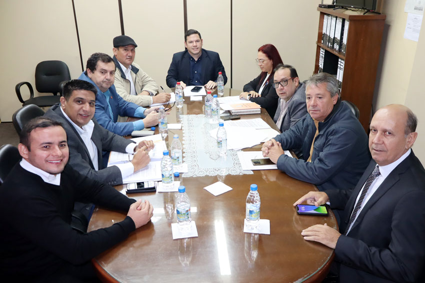 Instalan Comisión Especial para estudiar pedido de intervención de la Municipalidad de Ciudad del Este

🔗facebook.com/share/p/16YddB…