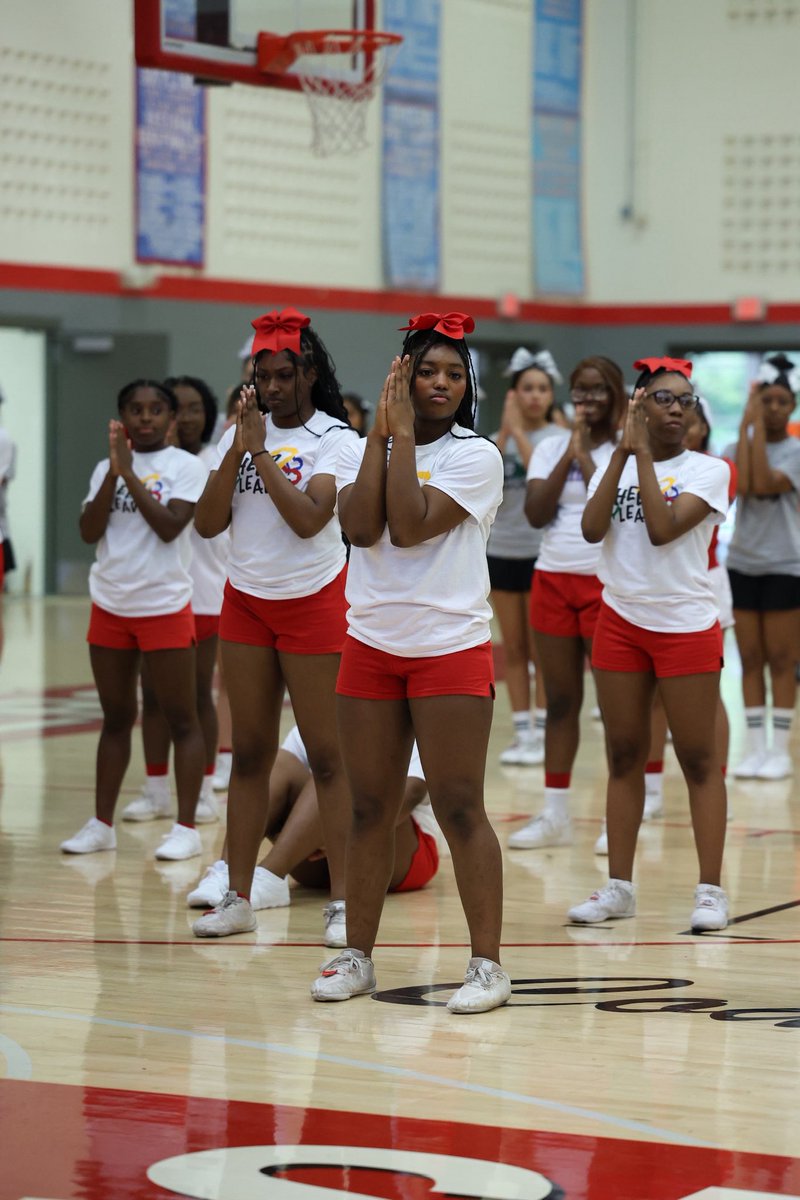 disdactivities's tweet image. Teamwork makes the dream work! 🫶
Our cheerleaders are learning new chants, stunts, and building lifelong friendships. 📣💫 #DallasISDCheerCamp #CheerLife