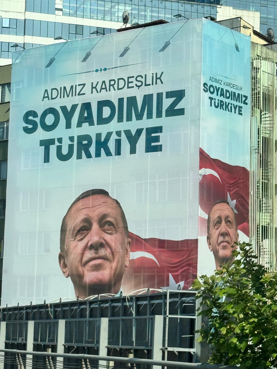 tvOnlar's tweet photo. Reklam şirketlerine kayyum atanmıştı! İstanbul'daki bilboardlar şimdi bu afişlerle donatıldı.

Barış Terkoğlu anlatıyor... @baristerkoglu 

Şimdi Onlar'da

https://t.co/vPCSDkdeN5 https://t.co/M2F22U3DEX