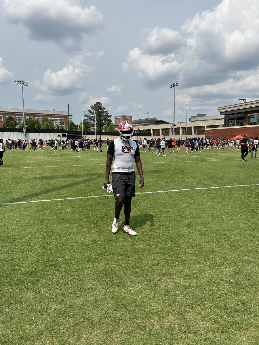 Toryclark52's tweet image. Working on my craft and learned a lot at Auburn today…. In the trenches with Dline Coach King-Williams.
#auburnfootball #hardwork #footballcamp @Davis33Coach @_Tselll @GAVarsityRivals @Jr1Jeffery @CoachKingWill @WAAcademyFB @AuburnFootball