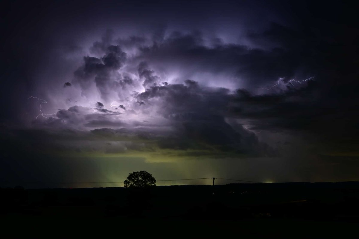 Unwetterradar Deutschland (@uwr_de) on Twitter photo Anbei zwei Bilder des gestrigen Gewitter: Der Leftmover, der im Schwäbischen Wald bei Gaildorf auch Hagel bis 4 cm gebracht hat ↙️ sowie Blitze beim Flughafen München ↘️. Vielen Dank an die <a href="/unwetterfreaks/">Unwetter-Freaks</a> für die tollen Bilder! Anbei zwei Bilder des gestrigen Gewitter: Der Leftmover, der im Schwäbischen Wald bei Gaildorf auch Hagel bis 4 cm gebracht hat ↙️ sowie Blitze beim Flughafen München ↘️. Vielen Dank an die <a href="/unwetterfreaks/">Unwetter-Freaks</a> für die tollen Bilder!