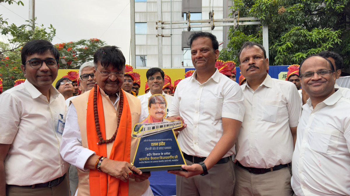 KailashOnline's tweet photo. आज इंदौर में प्रतिष्ठित शैक्षणिक संस्था एलन (ALLEN) द्वारा आयोजित कार्यक्रम में सम्मिलित होकर प्रतिभाशाली विद्यार्थियों से भेंट की। 

इस मौके पर आईआईटी परीक्षा में चयनित विद्यार्थियों से संवाद करते हुए उज्ज्वल भविष्य हेतु उन्हें शुभकामनाएं प्रेषित कीं।

बच्चों! खूब पढ़ो और अपने परिवार तथा देश-प्रदेश नाम रोशन करो... शुभाशीर्वाद!